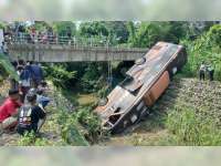 Diduga Pengemudi Mengantuk, Bus Pariwisata di Jatirogo, Tuban Terperosok ke Sungai
