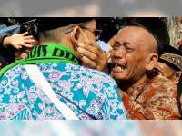 Isak Tangis Iringi Keberangkatan Calon Jemaah Haji asal Bojonegoro
