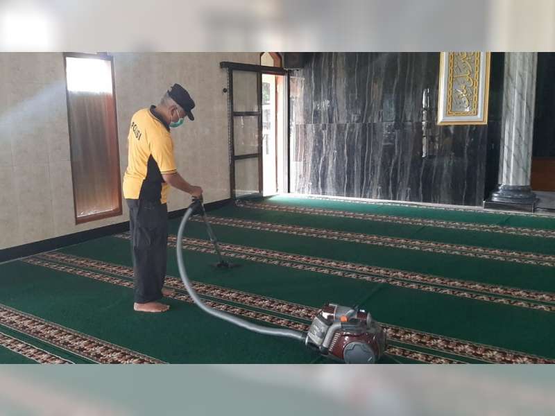 Sambut Hari Bhayangkara, Anggota Polsek Sumberrejo, Bojonegoro Kerja Bakti di Masjid