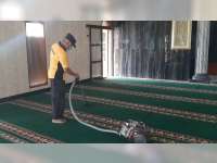 Sambut Hari Bhayangkara, Anggota Polsek Sumberrejo, Bojonegoro Kerja Bakti di Masjid