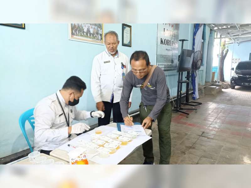 Peringati HANI 2022, BNNK Tuban Laksakan Tes Urine pada Awak Media