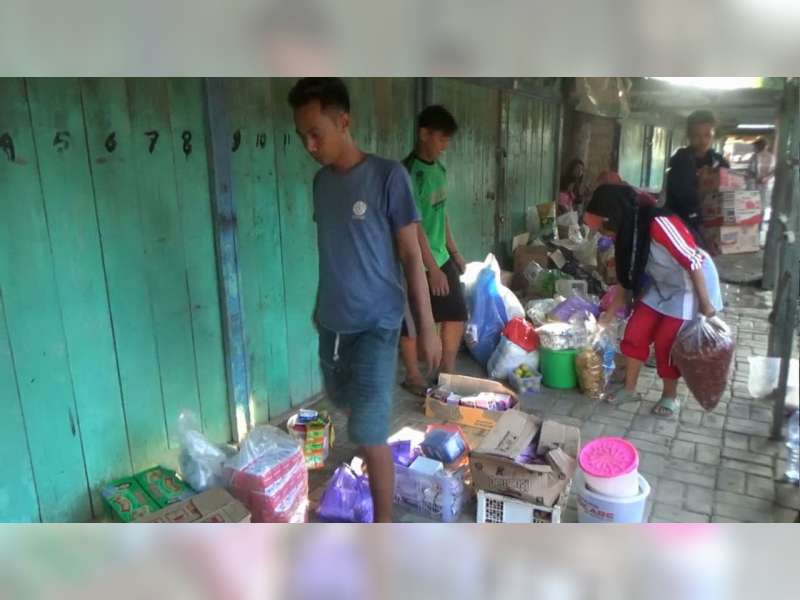 Usai Kebakaran, Pedagang Pasar Sidobandung, Bojonegoro Kemasi Barang yang Selamat