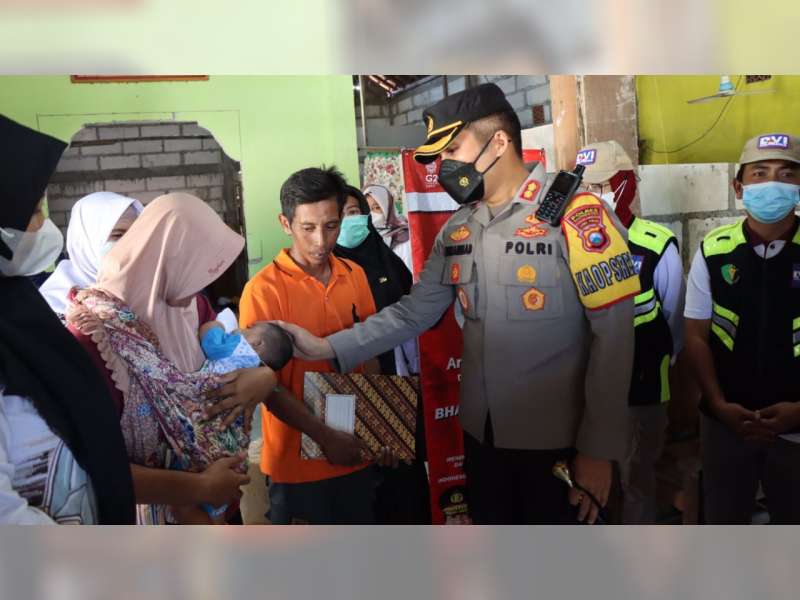 Kapolres Bojonegoro Jenguk Balita di Desa Purwosari yang Alami Kelainan Jantung