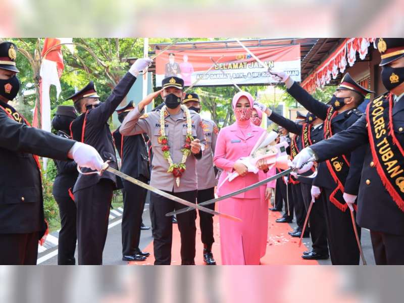 Kedatangan Kapolres Tuban yang Baru AKBP Rahman Wijaya Disambut dengan Tradisi Pedang Pora