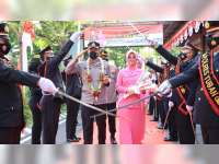 Kedatangan Kapolres Tuban yang Baru AKBP Rahman Wijaya Disambut dengan Tradisi Pedang Pora