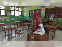 Tahun Ajaran Baru, SDN Ngimbang, Tuban Hanya Mendapatkan Satu Siswa Baru