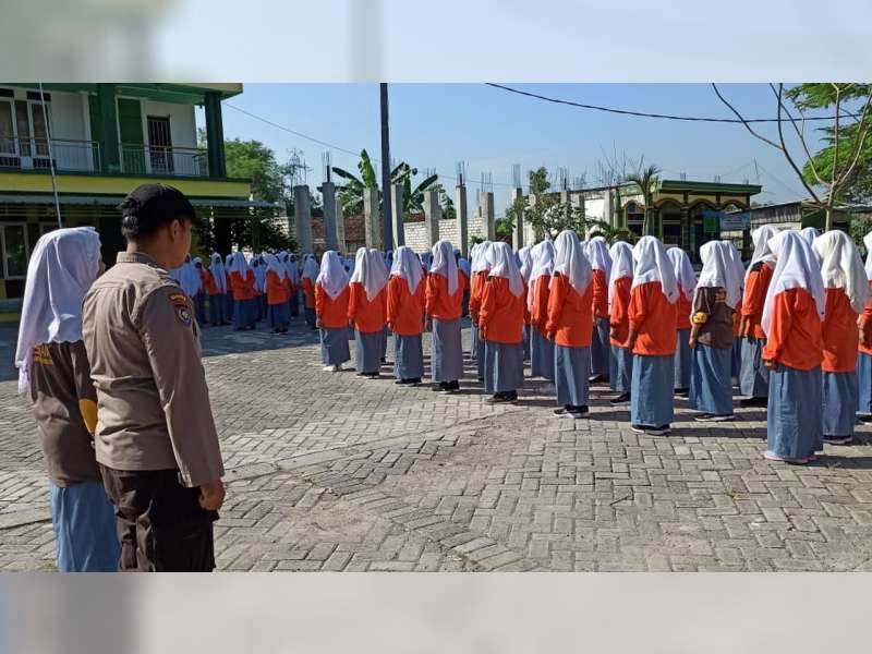 Polisi Berikan Bekal Baris Berbaris pada Santri Ponpes Darussalam Sumberrejo, Bojonegoro