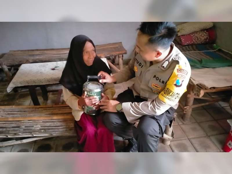Bhabinkamtibmas Desa Karangdinoyo, Bojonegoro Bantu Bagikan Makanan Tambahan untuk Lansia