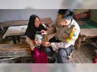 Bhabinkamtibmas Desa Karangdinoyo, Bojonegoro Bantu Bagikan Makanan Tambahan untuk Lansia