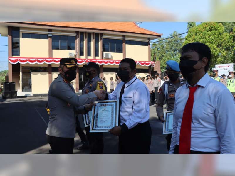 16 Anggota Polres Bojonegoro Berprestasi Terima Penghargaan dari Kapolres