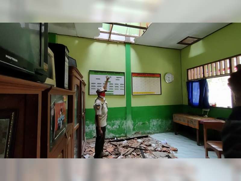Atap Gedung Sekolah Dasar di Baureno, Bojonegoro Ambrol, Aktivitas Belajar Terganggu