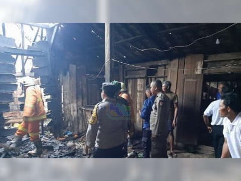 Kakek Penderita Gangguan Jiwa di Sekar, Bojonegoro Bakar Rumah Tempat Tinggalnya Sendiri