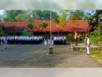 Pimpin Upacara, Bhabinkamtibmas Polsek Sumberrejo, Bojonegoro Ini Beri Pesan Kamtibmas