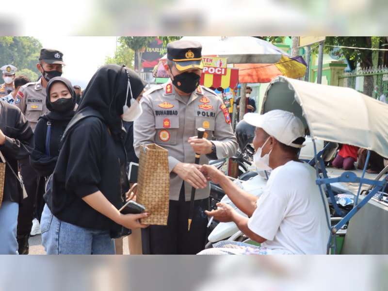 Antisipasi Dampak Kenaikan Harga BBM, Polres Bojonegoro Salurkan Bantuan bagi Masyarakat Kurang Mampu