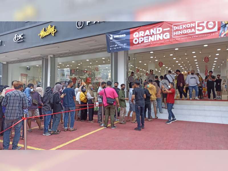 Ratusan Warga Rela Antre Berburu Diskon di Outlet 3Second Famiy Store Tuban