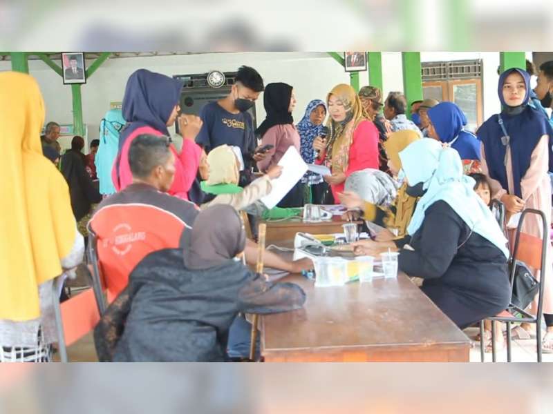 Ratusan Warga Gempolrejo, Blora Rela Antre demi Mendapatkan BLT BBM