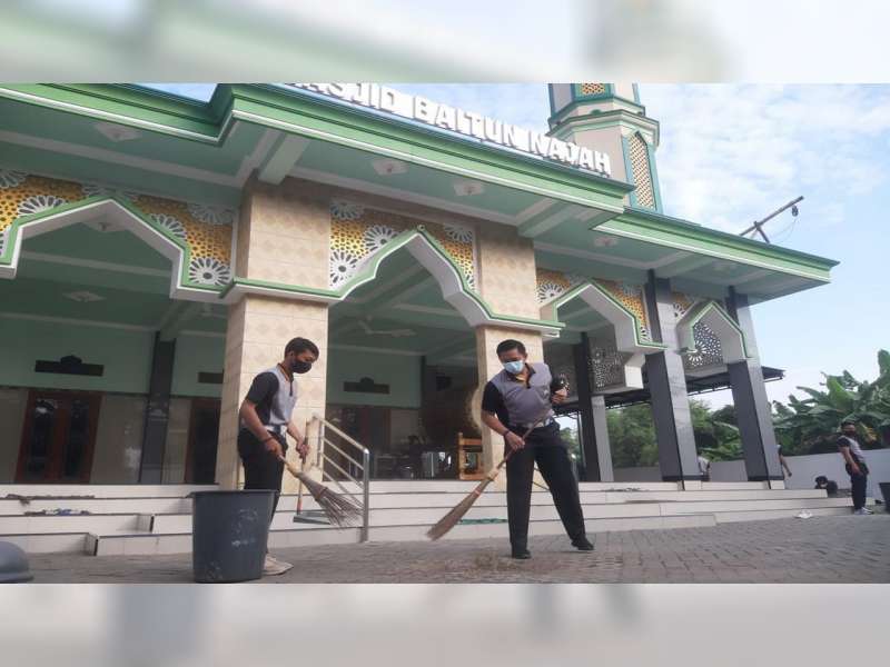 Sambut HUT Lantas Ke-67, Sat Lantas Polres Bojonegoro Bersih-bersih Rumah Ibadah