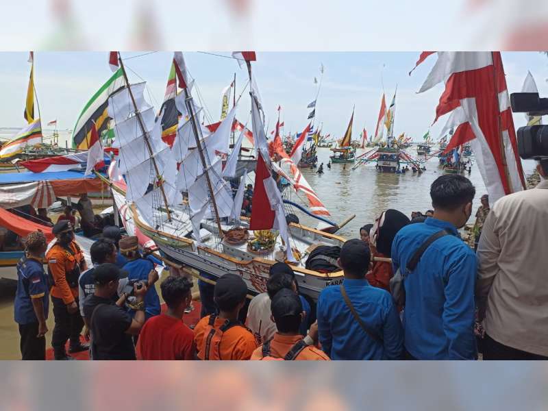 Ratusan Perahu Nelayan Ikuti Larung Saji Petik Laut di Pantai Boom Tuban