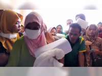 Demi Mendapatkan BLT BBM, Ratusan Warga Blora Rela Antre Ikuti Vaksinansi COVID-19