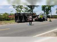 Sebuah Truk Terperosok dan Terguling di Galian Pelebaran Jalan di Sumberrejo, Bojonegoro