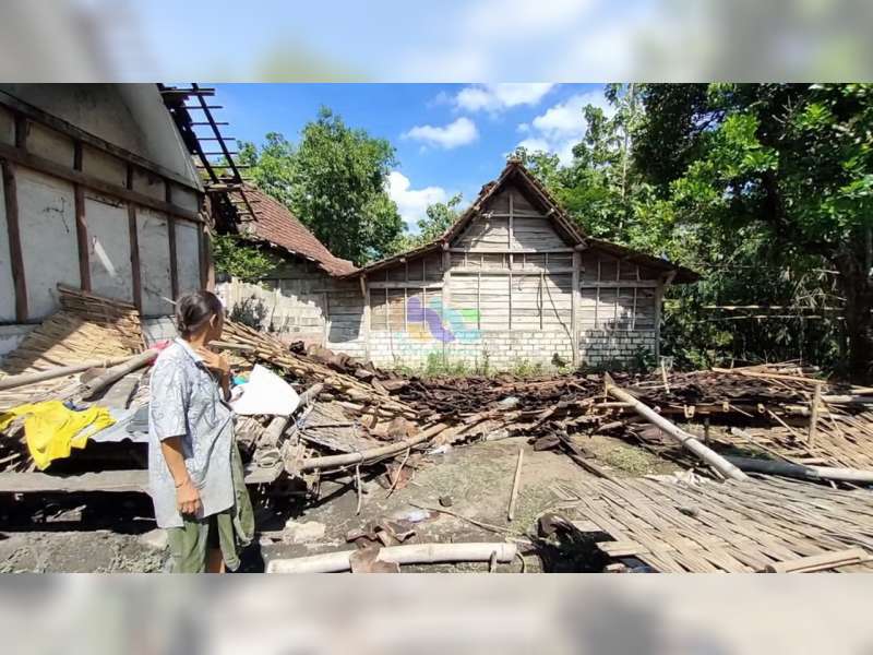 Diterjang Angin Kencang, Sejumlah Bangunan di Ngasem, Bojonegoro Rusak hingga Roboh
