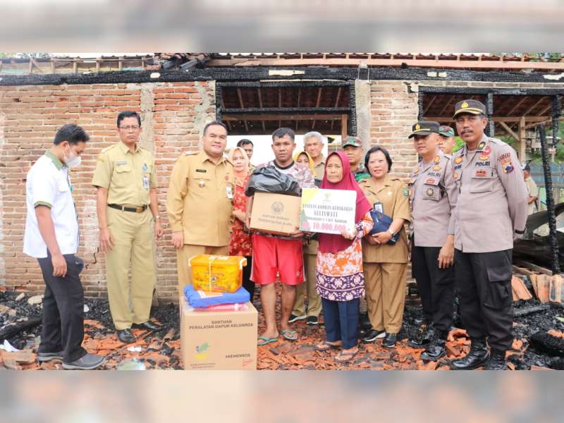 Bupati Arief Serahkan Bantuan pada Korban Kebakaran di Dluwangan, Blora