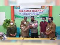 Polisi Serahkan Bayi yang Ditemukan di Dander, Bojonegoro, kepada Dinas Sosial Provinsi Jatim