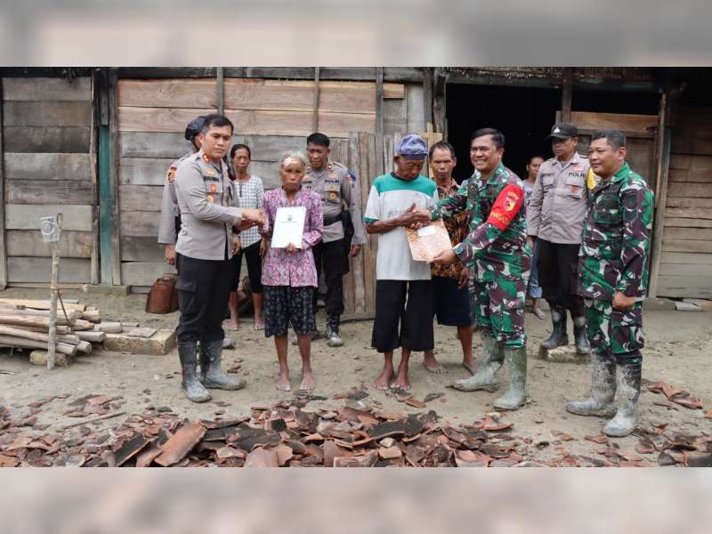 Kapolres dan Dandim Bojonegoro Beri Bantuan pada Korban Bencana di Tambakrejo