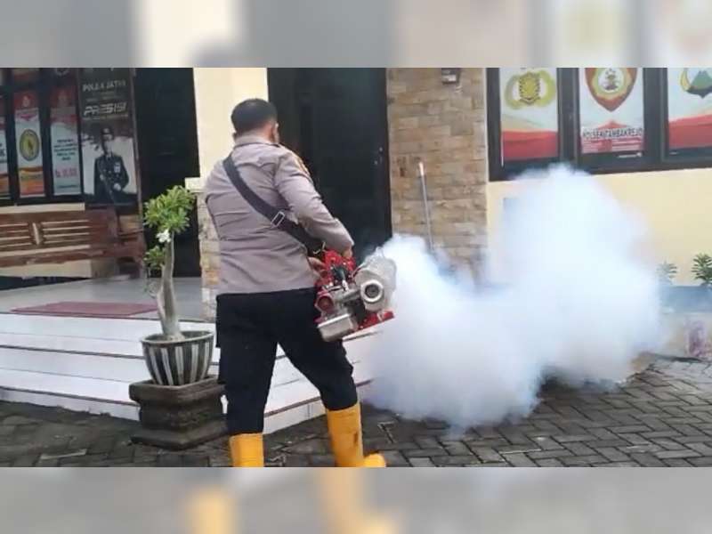 Antisipasi Penyakit DBD, Polsek Tambakrejo, Polres Bojonegoro Lakukan Fogging
