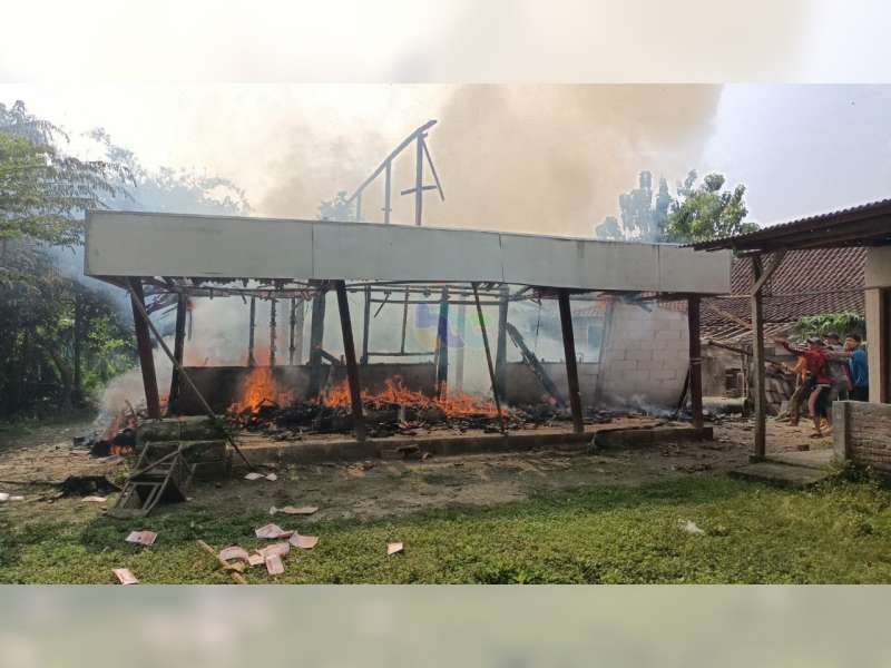 Diduga Korsleting Listrik, Rumah Warga Malo, Bojonegoro Hangus Terbakar, Kerugian Capai Rp 75 Juta