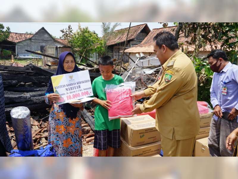 Bupati Blora Serahkan Bantuan pada 2 Keluarga Korban Kebakaran di Desa Bacem