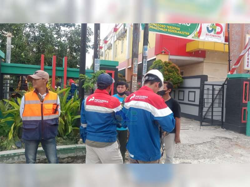 Diduga Imbas Pembangunan Trotoar, Pipa Jargas di Jalan Panglima Sudirman Bojonegoro Bocor