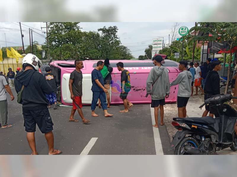 Mobil Rombongan Ziarah Terguling di Balen, Bojonegoro, 6 Orang Luka-luka