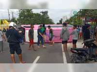 Mobil Rombongan Ziarah Terguling di Balen, Bojonegoro, 6 Orang Luka-luka