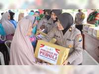 Polwan Polres Bojonegoro Serahkan Bantuan pada Korban Banjir Bandang di Dander