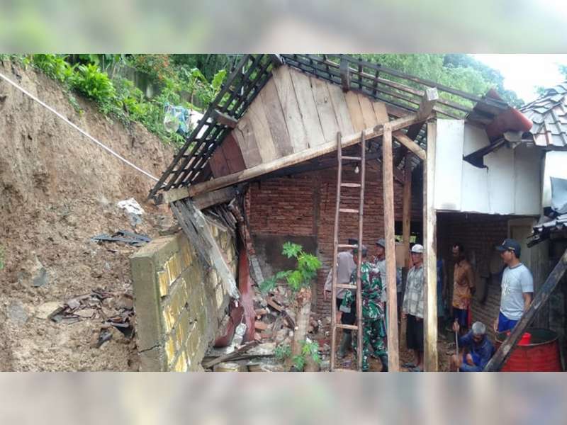 Rumah Warga Sekar, Bojonegoro Tertimpa Longsor, Aparat Bersama Warga Bantu Evakuasi