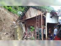 Rumah Warga Sekar, Bojonegoro Tertimpa Longsor, Aparat Bersama Warga Bantu Evakuasi