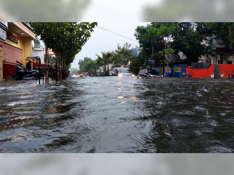 Diguyur Hujan Satu Jam, Sejumlah Ruas Jalan di Dalam Kota Bojonegoro Tergenang Banjir