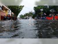 Diguyur Hujan Satu Jam, Sejumlah Ruas Jalan di Dalam Kota Bojonegoro Tergenang Banjir