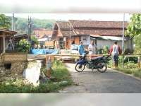 Jembatan Penghubung Antar Kecamatan di Blora Ambrol, Warga Harus Putar Arah