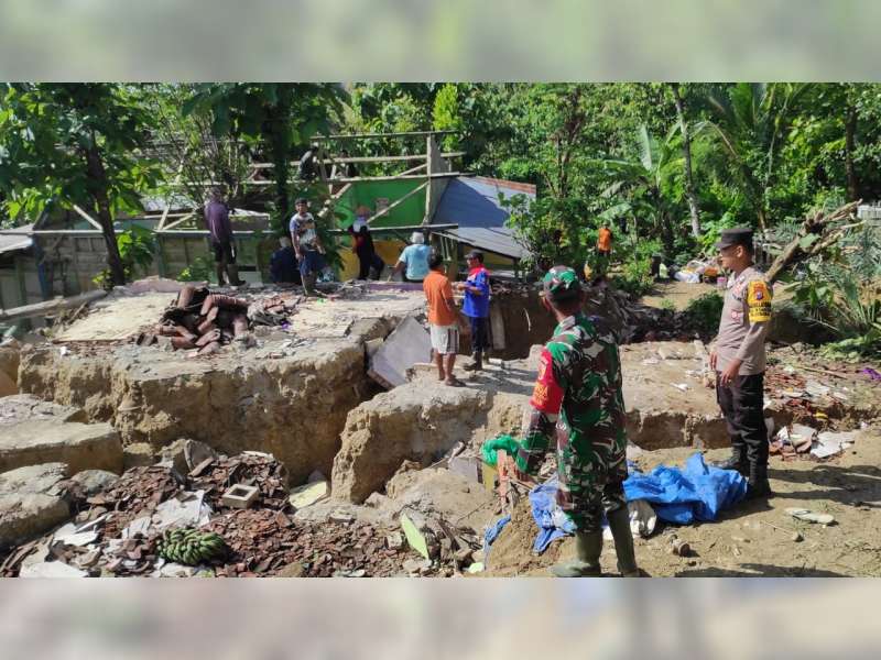 4 Rumah di Kedewan, Bojonegoro Terimpa Tanah Longsor, Aparat Gabungan Bantu Evakuasi