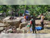 4 Rumah di Kedewan, Bojonegoro Terimpa Tanah Longsor, Aparat Gabungan Bantu Evakuasi
