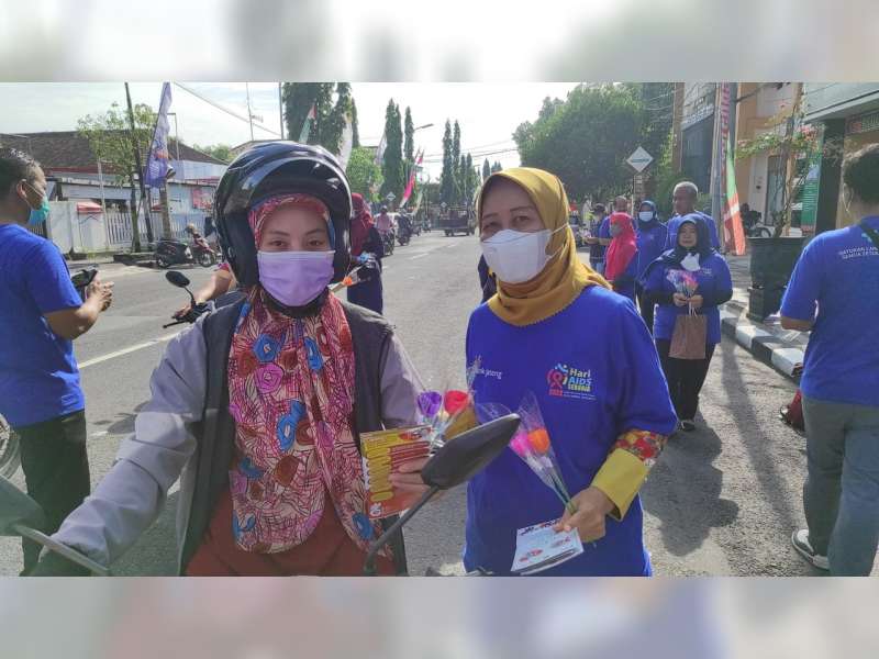 Peringati Hari AIDS Sedunia, Dinkes dan ODHA Blora Bagikan Bunga ke Pengendara