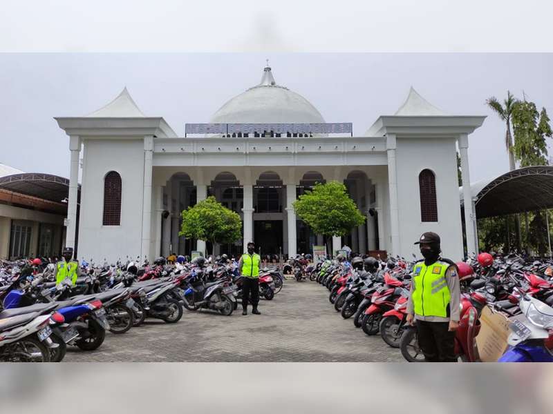 Polwan Polres Bojonegoro Lakukan Pengamanan Pelaksanaan Salat Jumat di Masjid