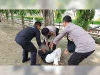 Polisi Evakuasi Seorang Pemuda yang Ditemukan Mabuk di Alun-Alun Bojonegoro