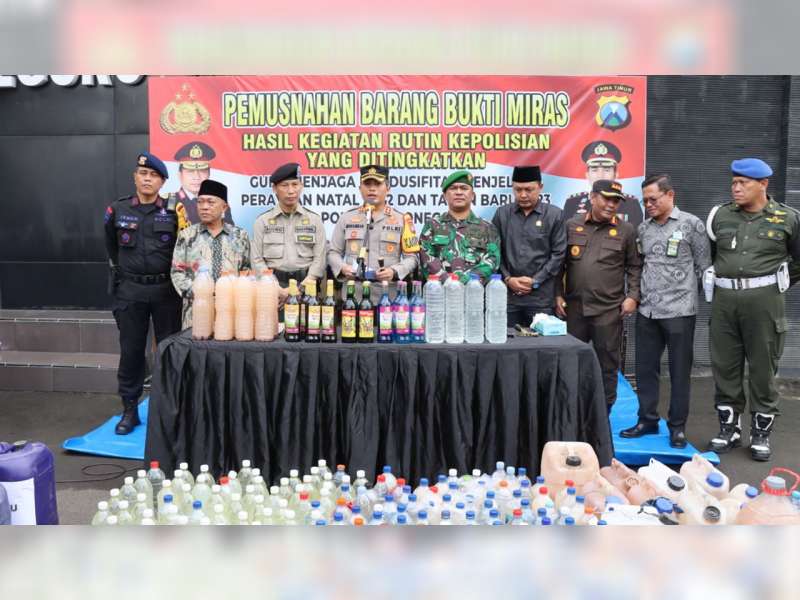 Jelang Nataru, Polres Bojonegoro Musnahkan Ribuan Botol Minuman Keras