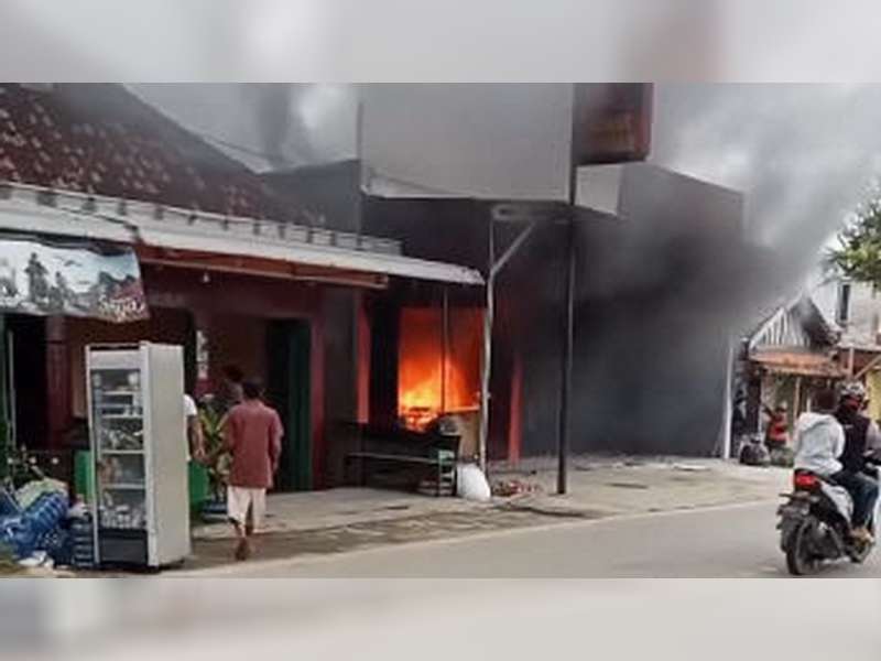 Diduga Selang Kompor Gas Bocor, Rumah Makan Rocket Chicken di Kunduran, Blora Ludes Terbakar