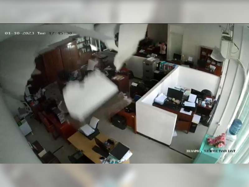 Plafon Salah Satu Ruangan Gedung Mal Pelayanan Publik Blora Ambrol