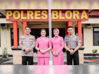 Ikuti Upacara Kenaikan Pangkat Suami, Artis Yeni Inka Siap Dukung Tugas-tugas Polri