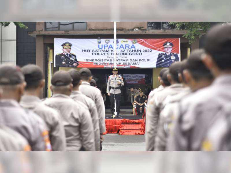 Kapolres Bojonegoro Pimpin Upacara HUT Satpam Ke-42